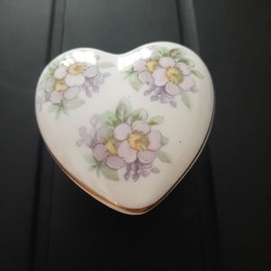 Royal Tara Galway Ireland Fine Bone China Flower Heart Shape Trinket Box
